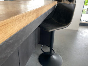 project_ontwerp_keuken_materialen_beton_eiken_leren_barkruk