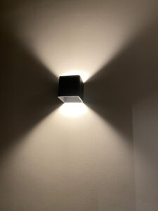 project_verlichting_zwart_blok_wand