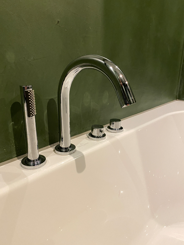 Groene badkamer - AD woonadvies - Kraan
